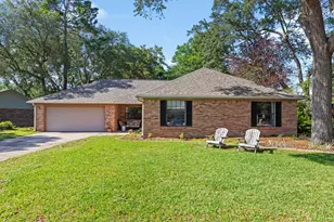 207 Oakwood Cir, Niceville, FL 32578 - Photo 1