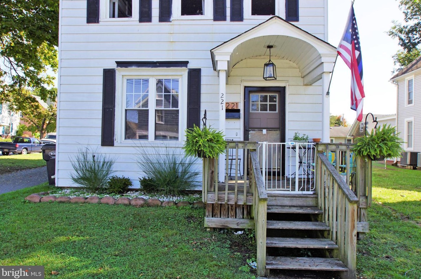 221 N Walnut St, Slaughter Beach, DE 19963