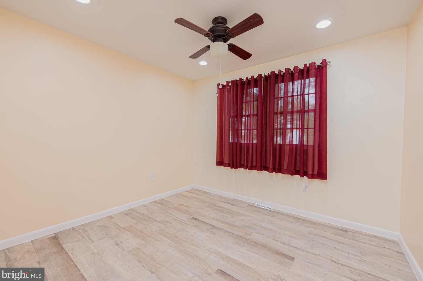 25 Bacon Ct, Dover DE  19901-2572 exterior