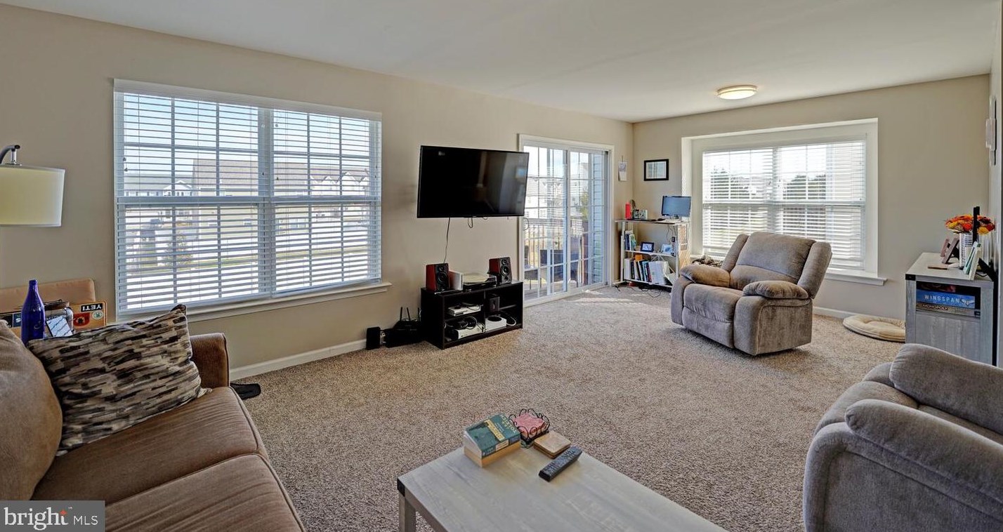 327 Paradee Dr, Dover DE  19904-5679 exterior