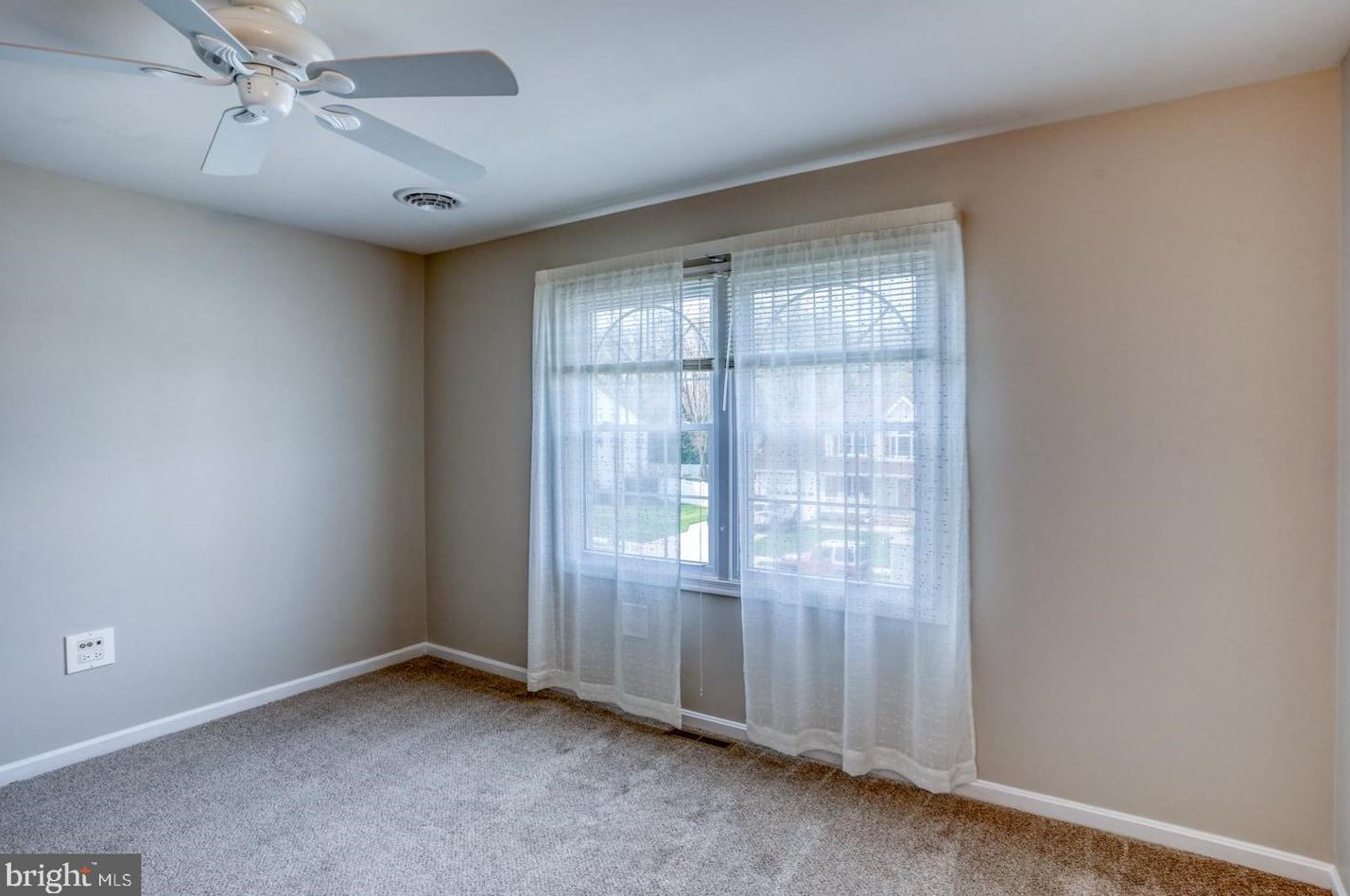23 Pin Oak Dr, Dover DE  19904-2375 exterior