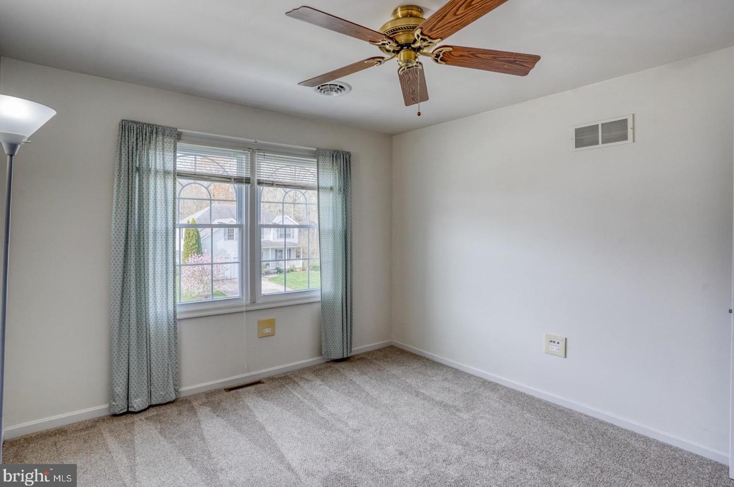 23 Pin Oak Dr, Dover DE  19904-2375 exterior