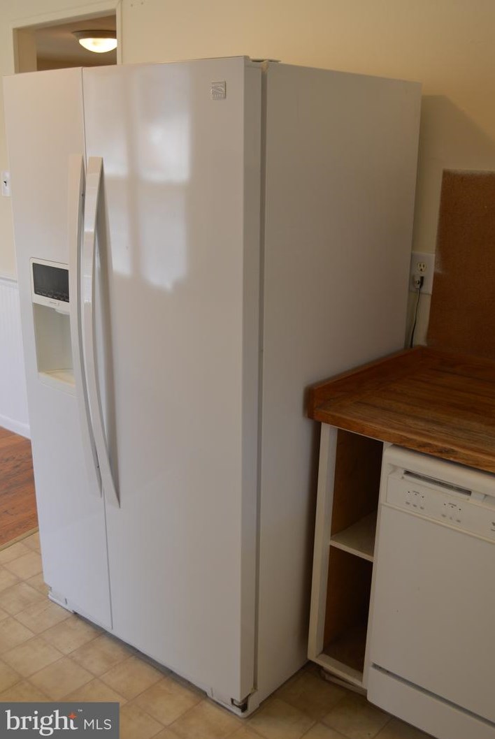 237 Oakfield Dr, Newark DE  19713-2445 exterior