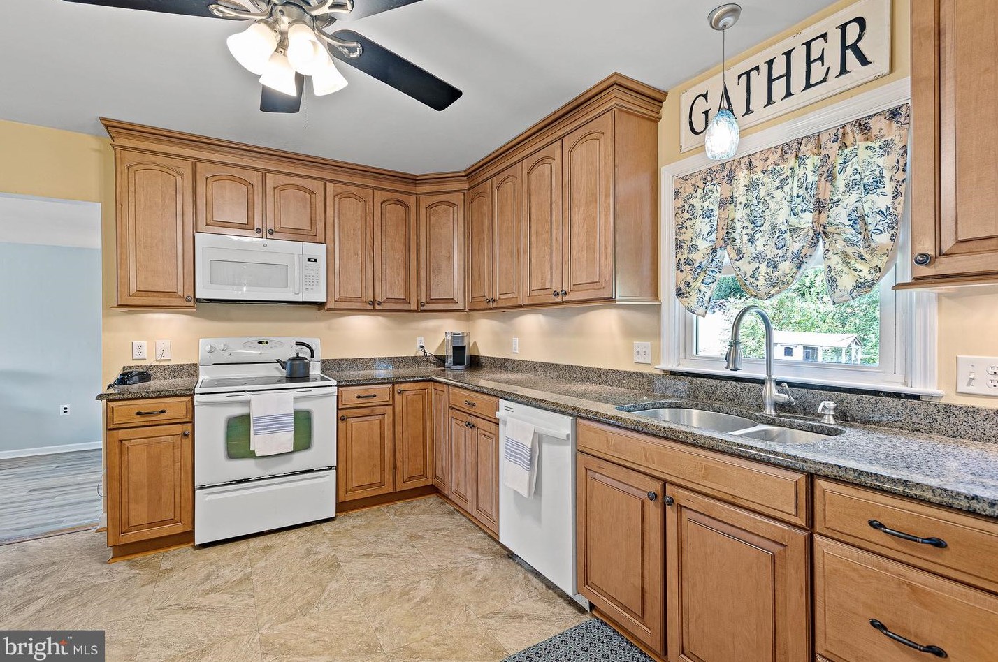 33 Decker Dr, Newark DE 19711-3843 exterior