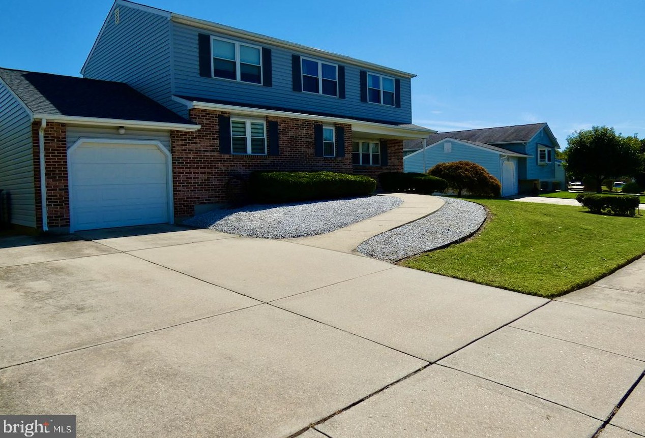 15 Davis Dr, Newark, DE 19702-2897