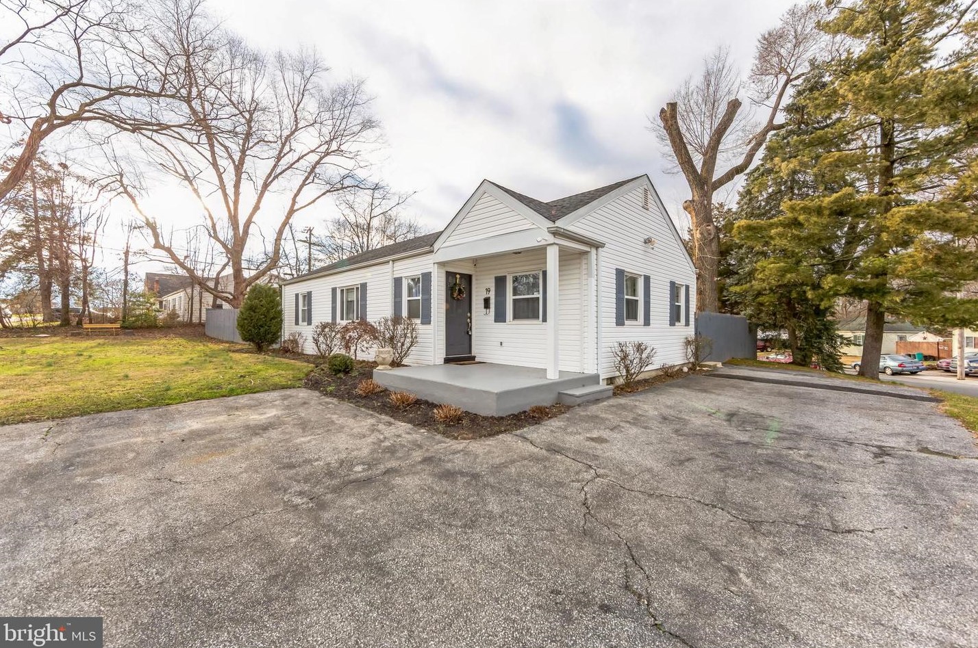 19 W Minuit Dr, New Castle, DE 19720