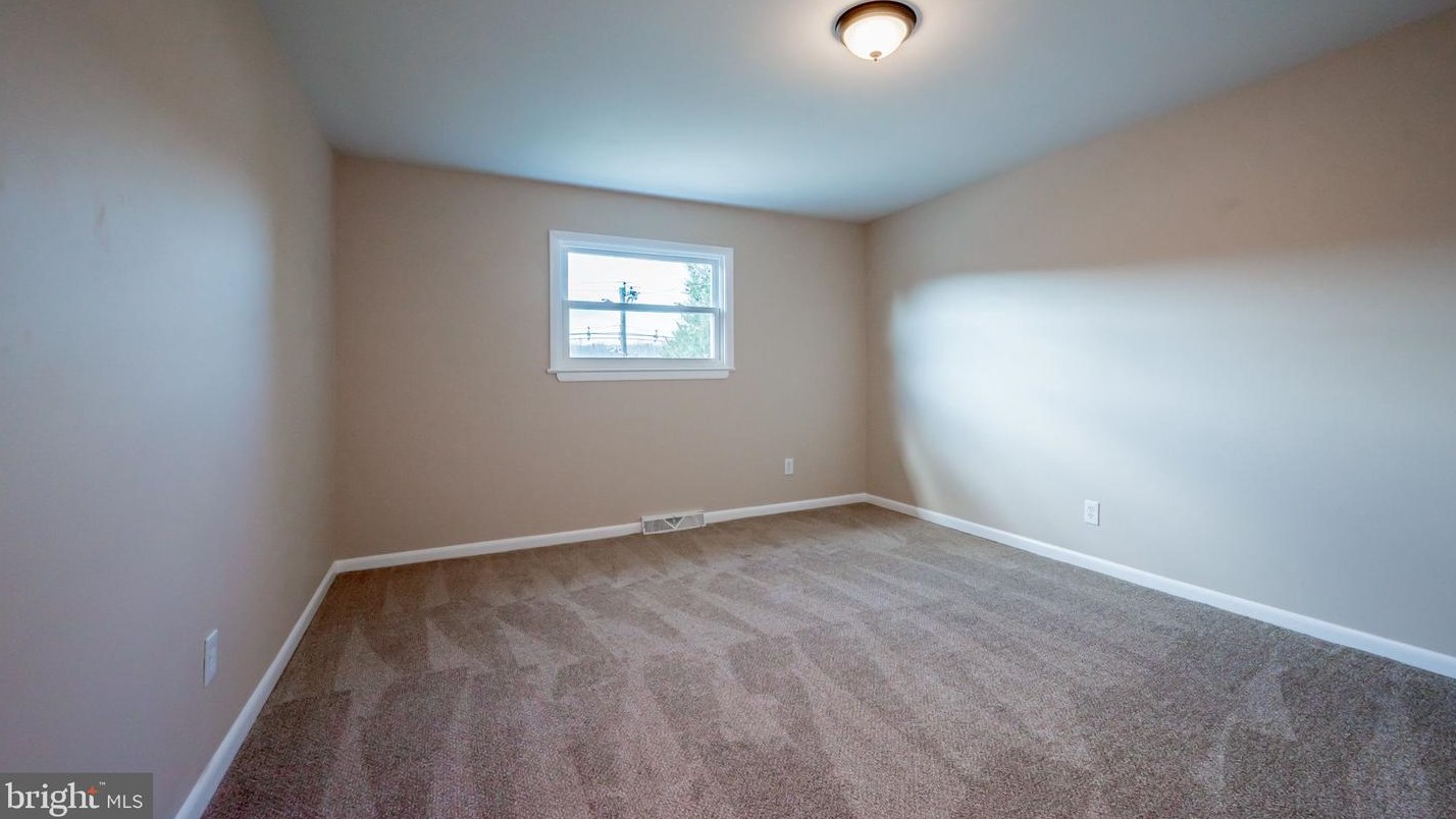 1107 Old Coochs Bridge Rd, Newark DE  19713-2327 exterior