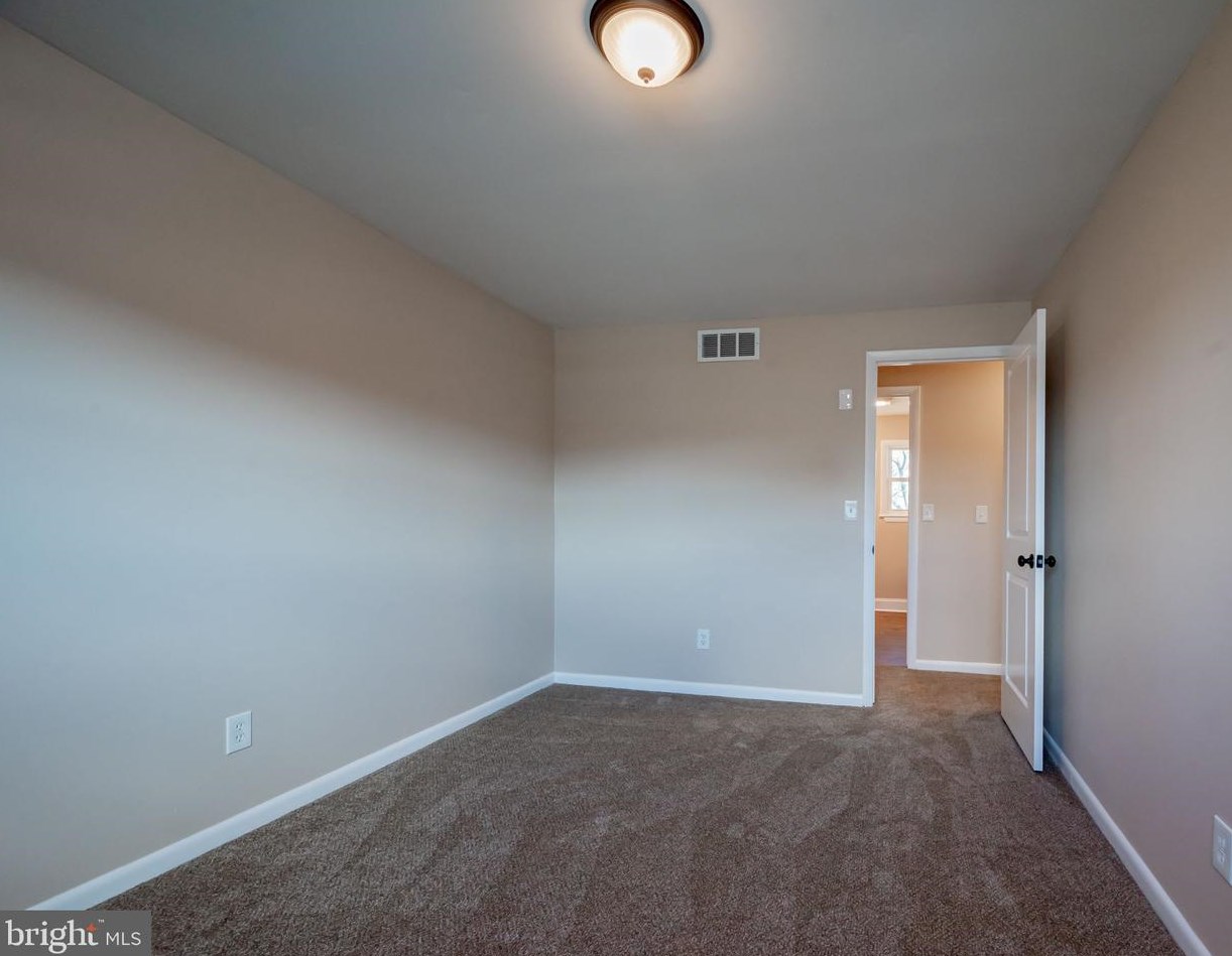 1107 Old Coochs Bridge Rd, Newark DE  19713-2327 exterior