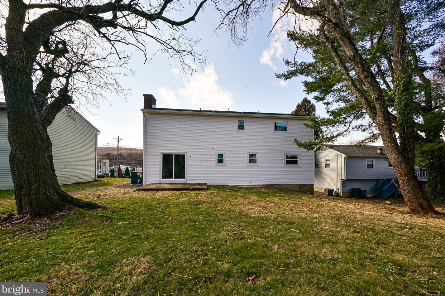 1107 Old Coochs Bridge Rd, Newark DE  19713-2327 exterior