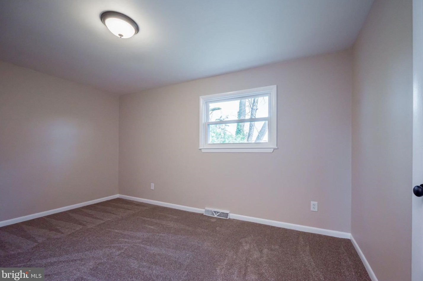 1107 Old Coochs Bridge Rd, Newark DE  19713-2327 exterior