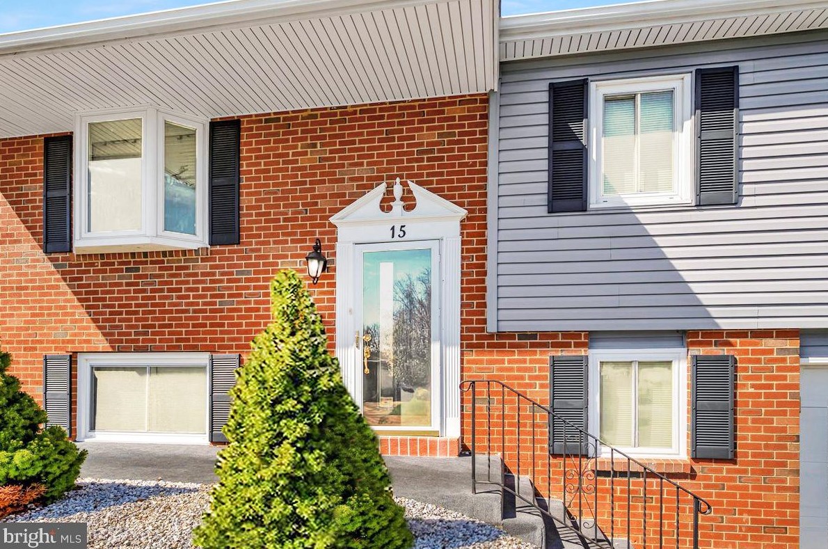 15 Guenever Dr, New Castle, DE 19720