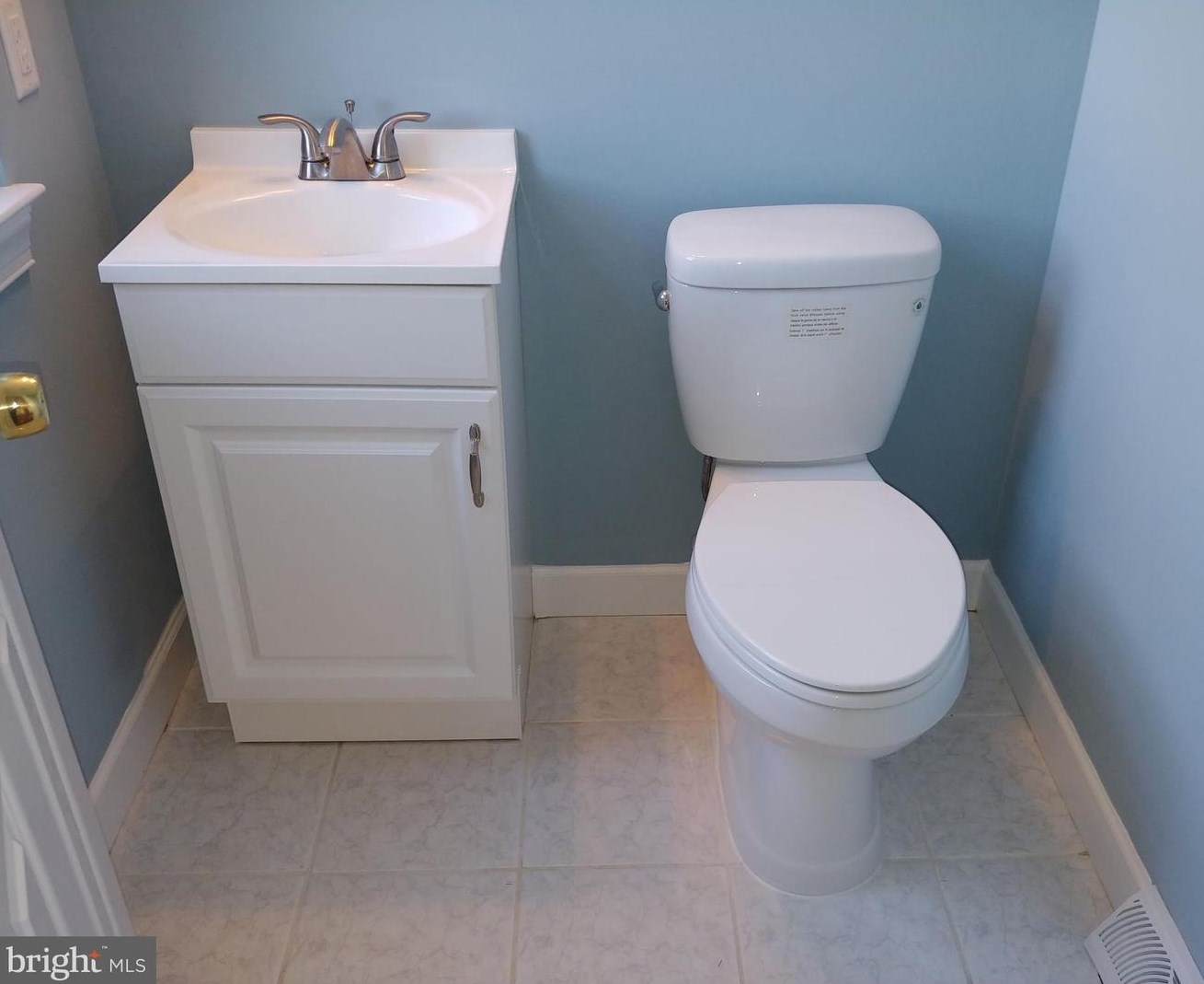 2221 Dickens Ter, Newark DE  19702-4444 exterior