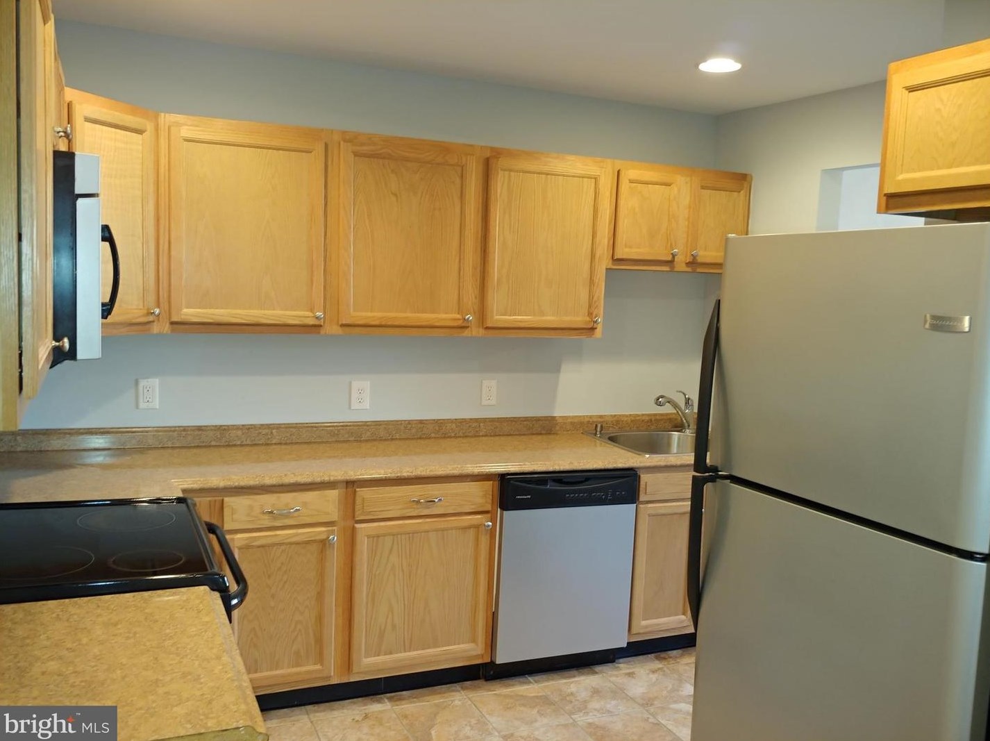 2221 Dickens Ter, Newark DE  19702-4444 exterior