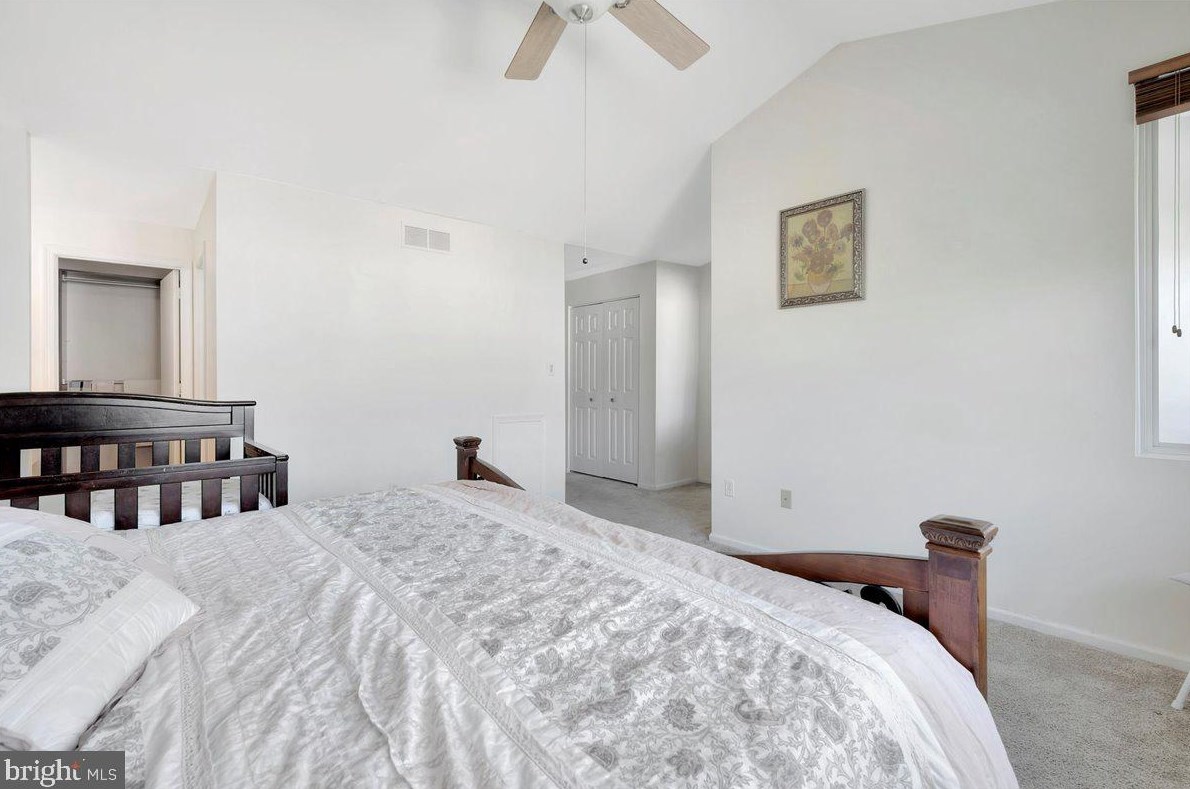 8 Cardenti Ct, Newark DE  19702-6833 exterior