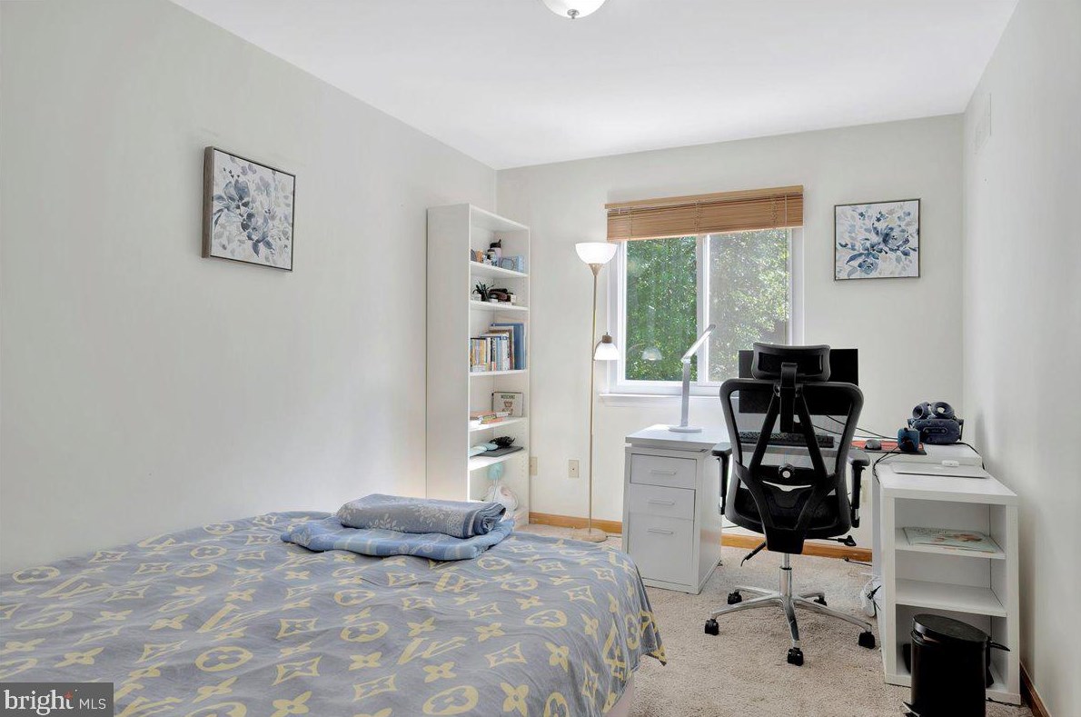 8 Cardenti Ct, Newark DE  19702-6833 exterior