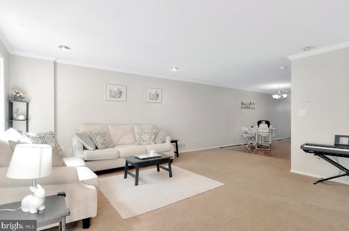 8 Cardenti Ct, Newark DE  19702-6833 exterior