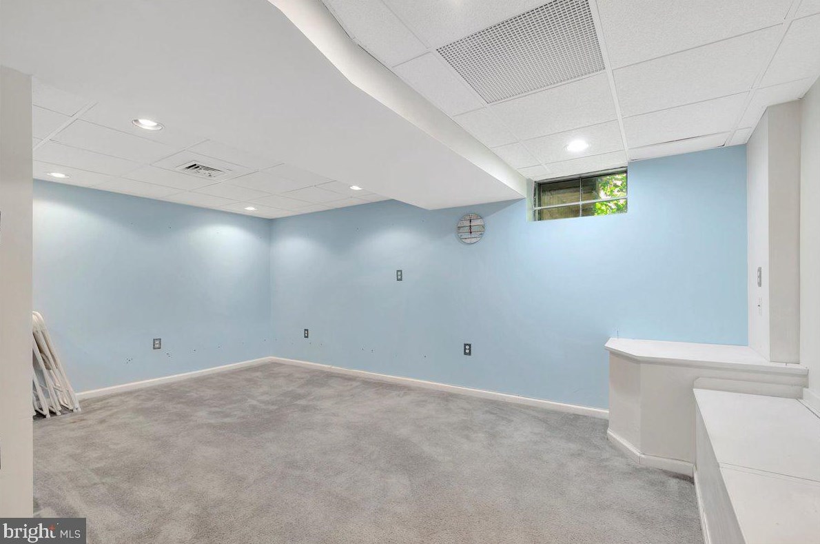 8 Cardenti Ct, Newark DE  19702-6833 exterior