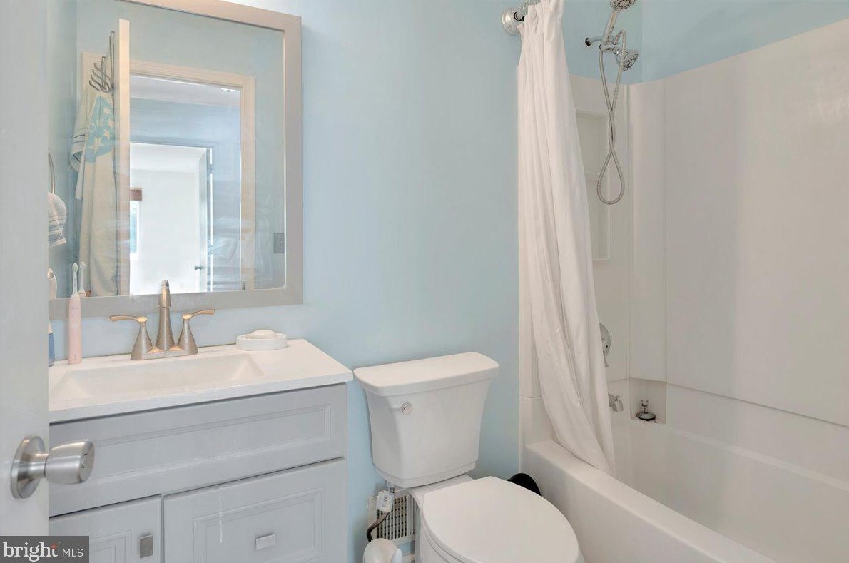 8 Cardenti Ct, Newark DE  19702-6833 exterior