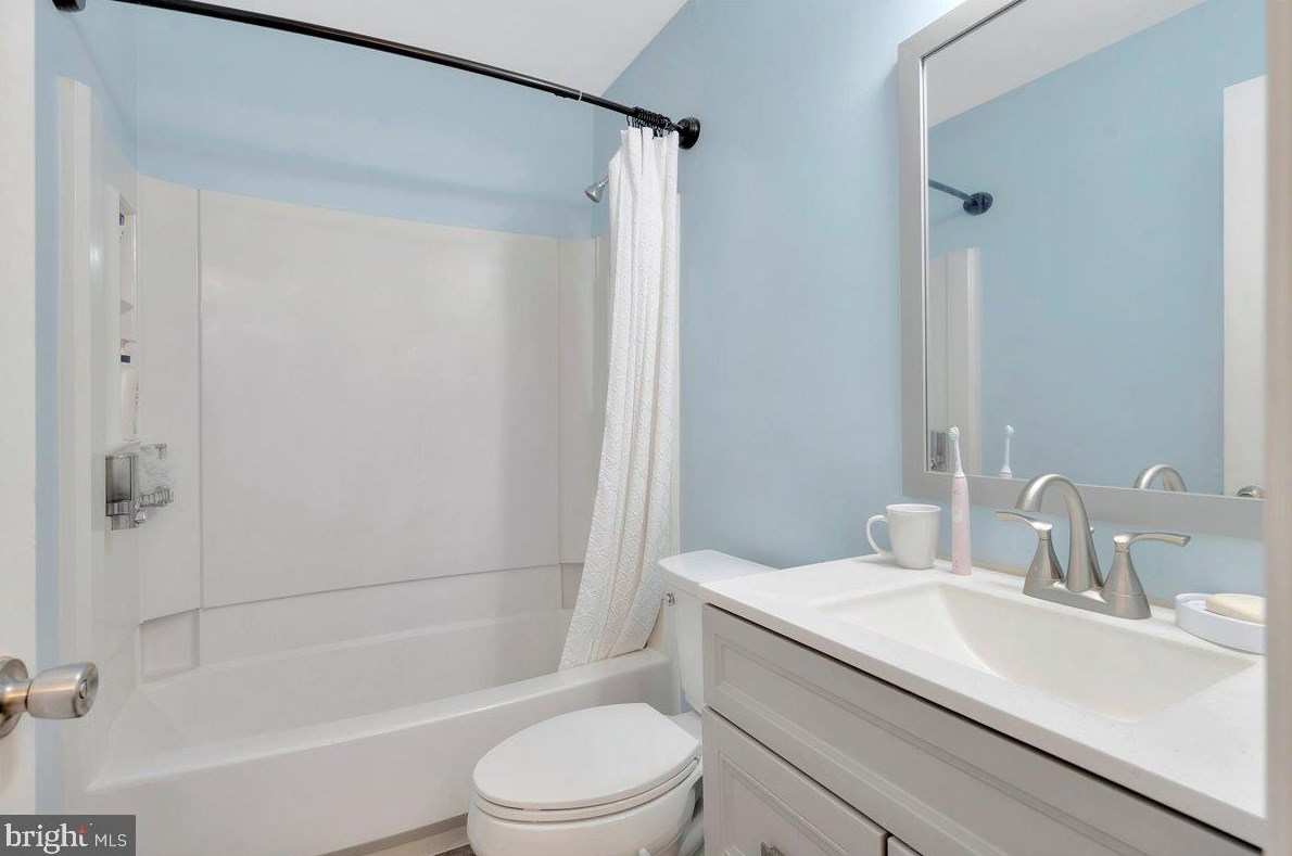 8 Cardenti Ct, Newark DE  19702-6833 exterior