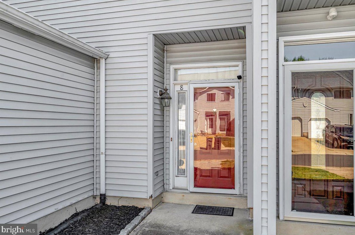 8 Cardenti Ct, Newark DE  19702-6833 exterior