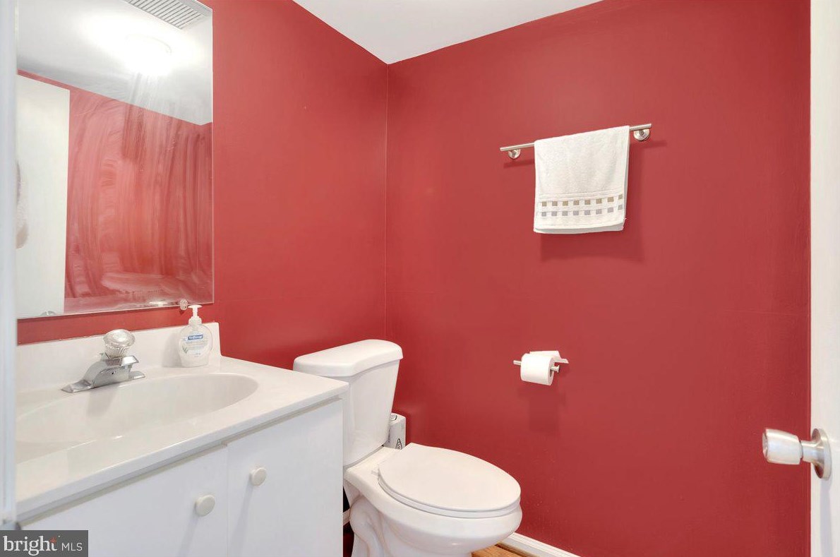 8 Cardenti Ct, Newark DE  19702-6833 exterior