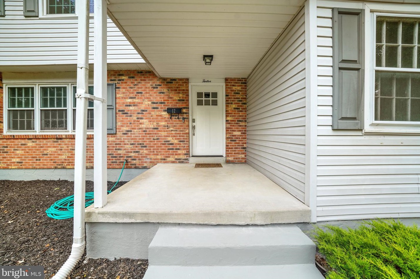 12 Anita Dr, Newark, DE 19713-2340