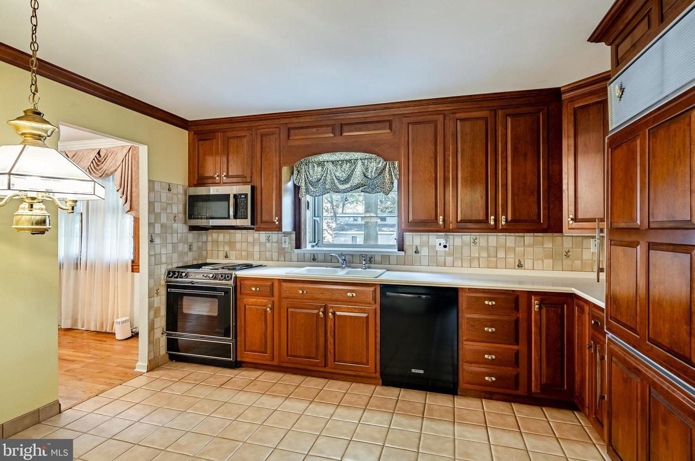 7 Kitty Ln, Newark DE 19713-2357 exterior