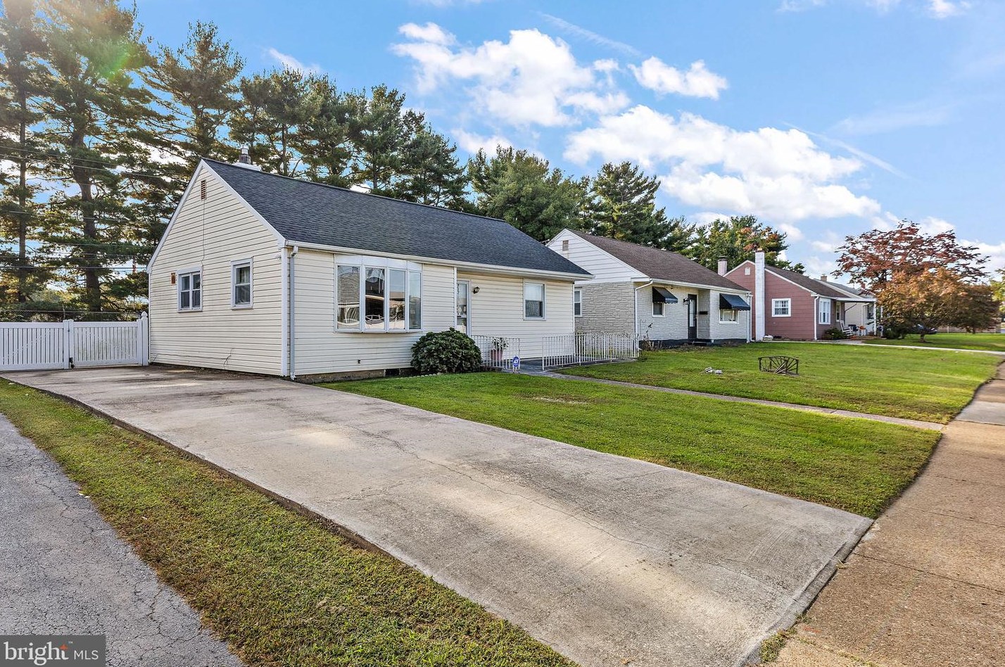 12 Jay Dr, New Castle, DE 19720