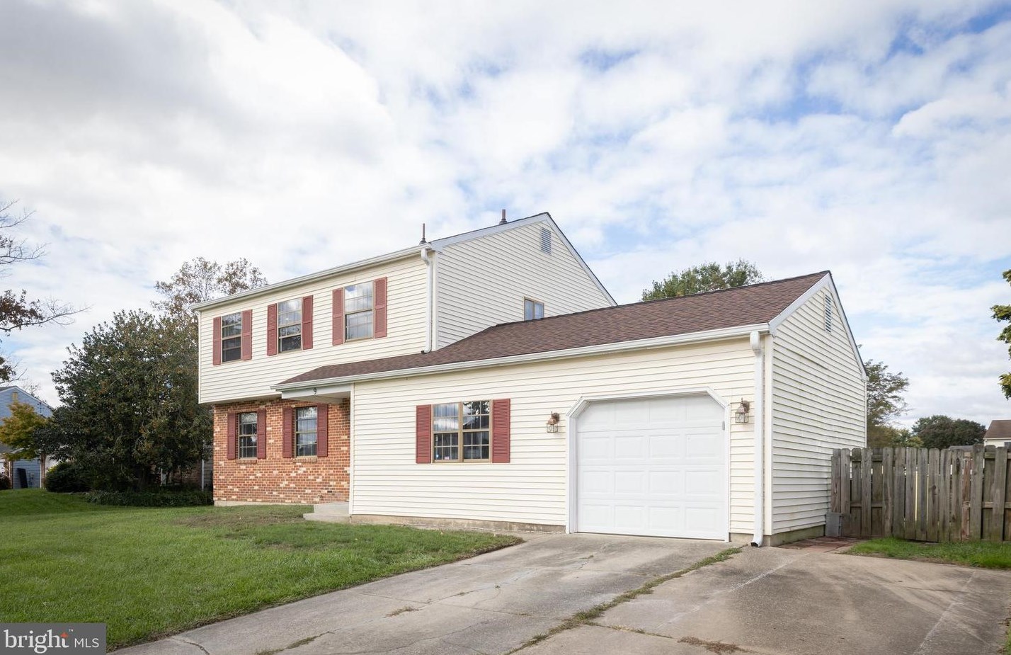 9 Flint Hill Dr, Newark, DE 19702-2838