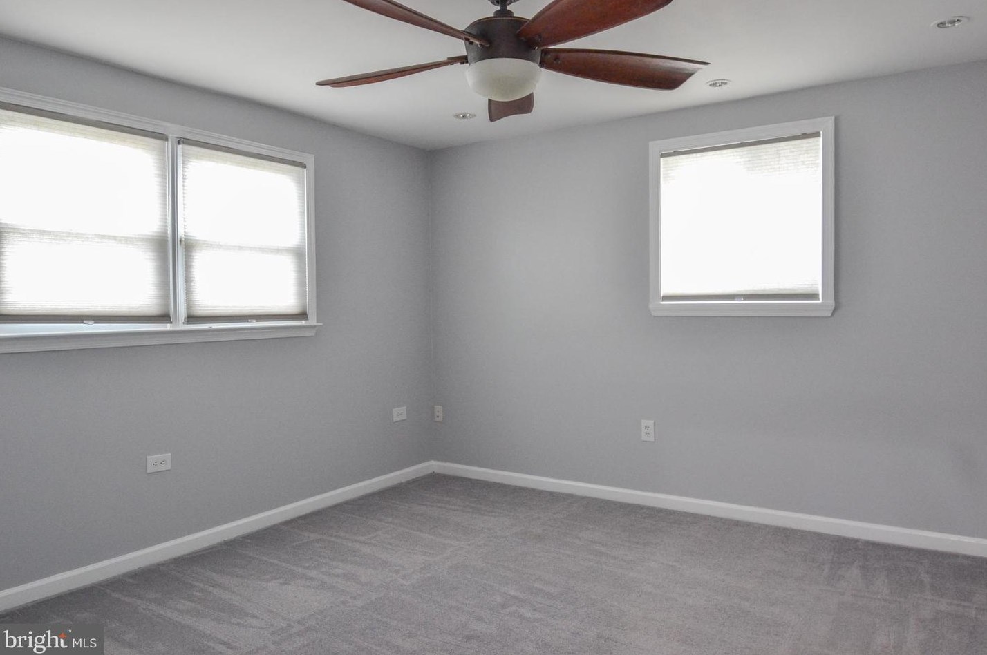 4 Guenever Dr, New Castle DE  19720-2923 exterior