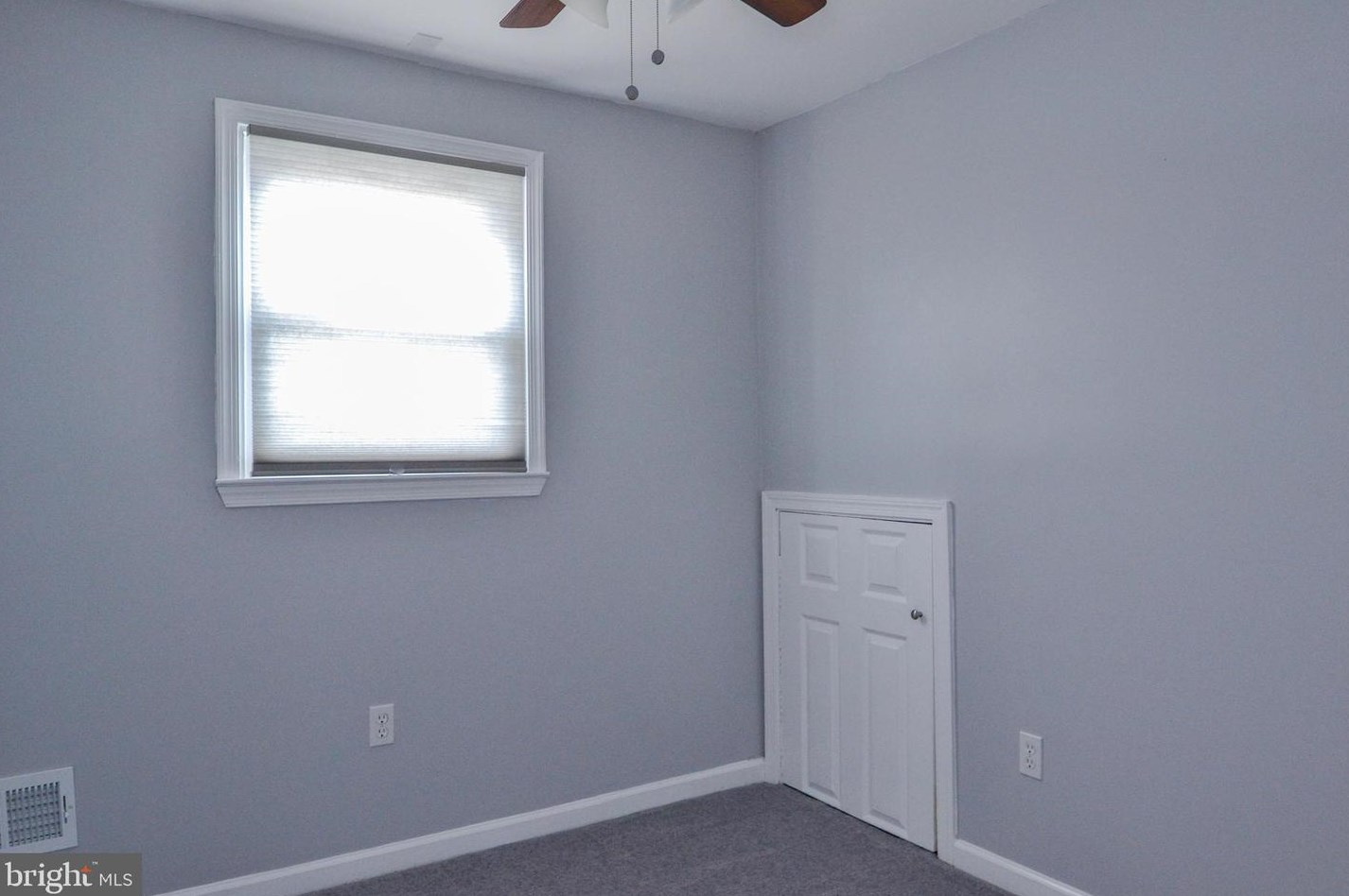 4 Guenever Dr, New Castle DE  19720-2923 exterior