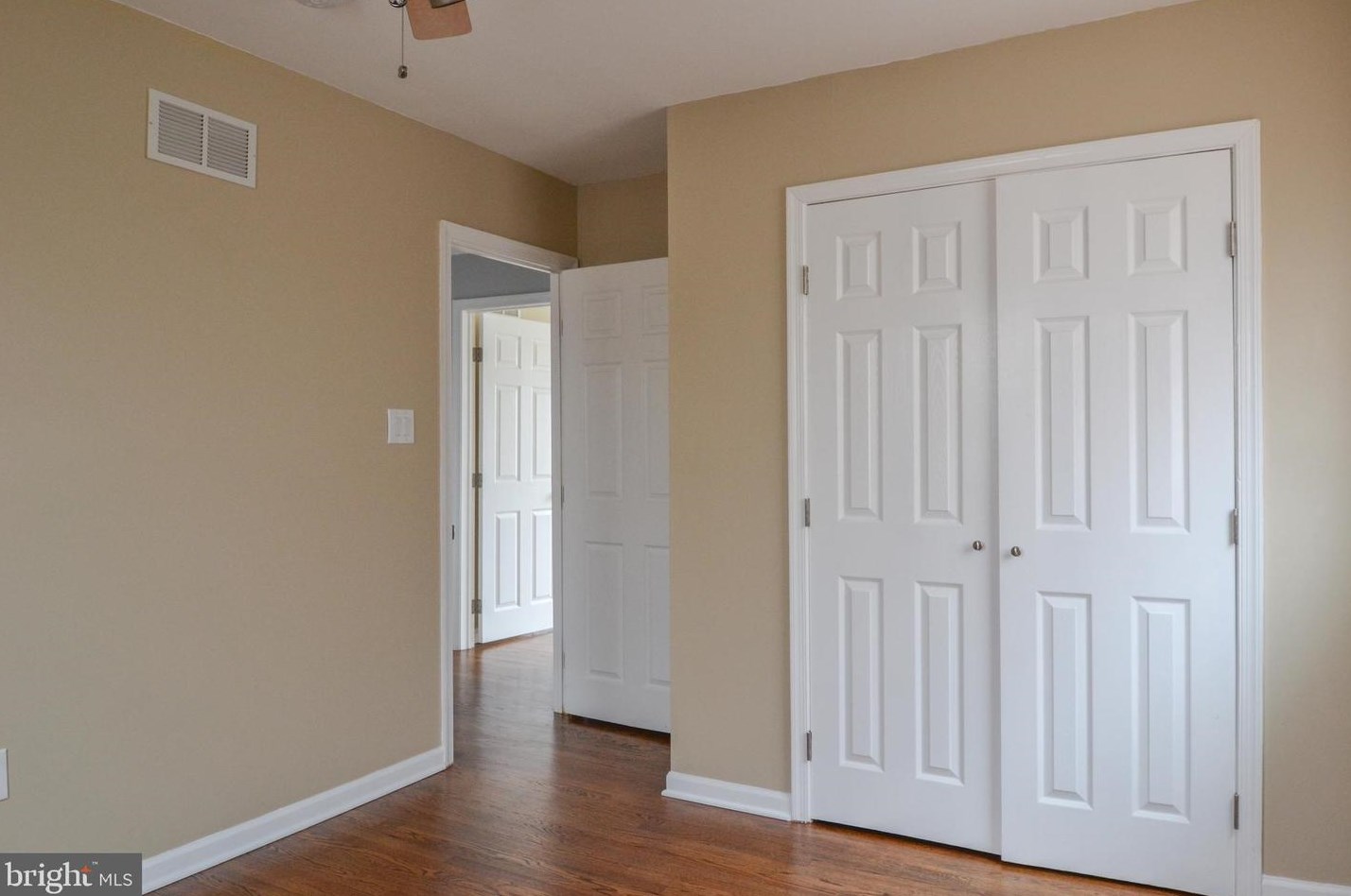 4 Guenever Dr, New Castle DE  19720-2923 exterior