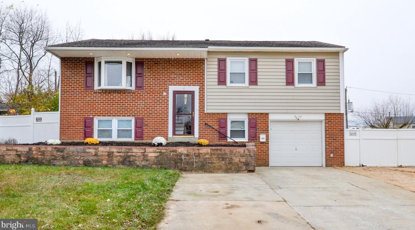 4 Guenever Dr, New Castle, DE 19720