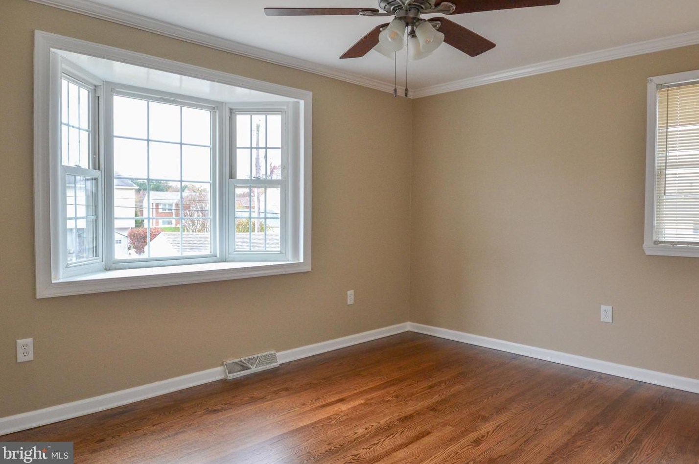 4 Guenever Dr, New Castle DE  19720-2923 exterior