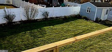 4 Guenever Dr, New Castle DE  19720-2923 exterior