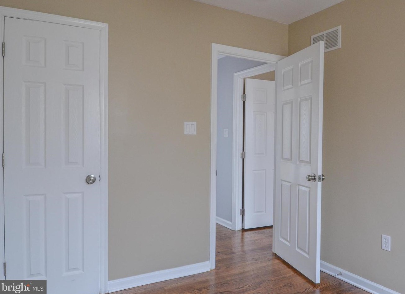 4 Guenever Dr, New Castle DE  19720-2923 exterior