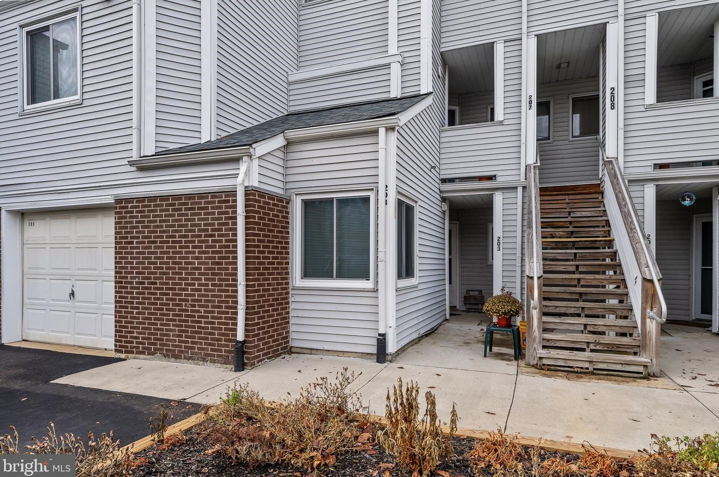 203 Michelle Ct, Newark, DE 19702-8424