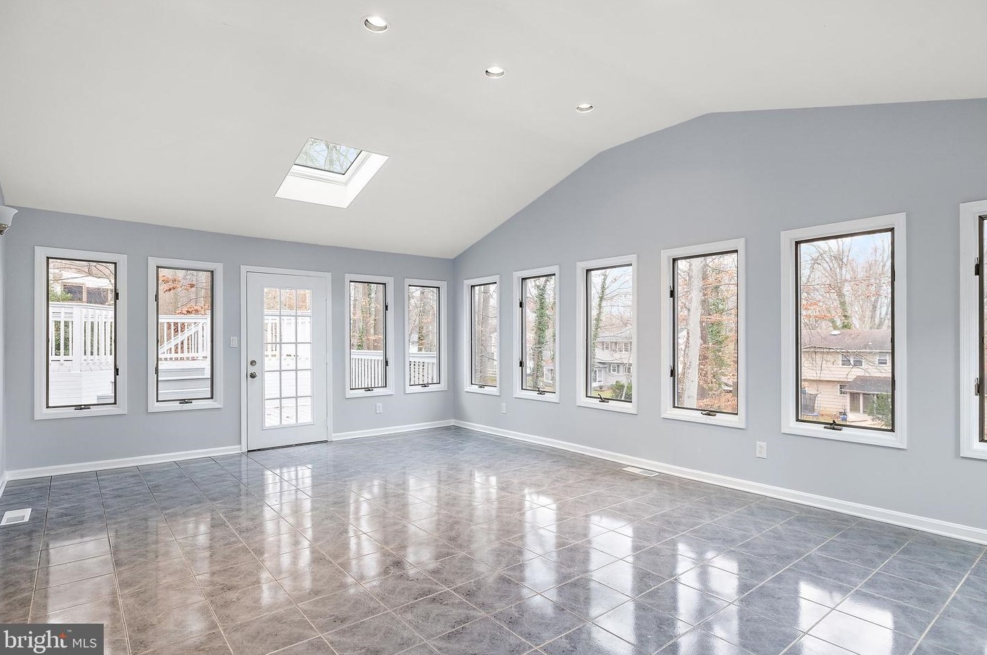 312 Dove Dr, Newark DE  19713-1212 exterior