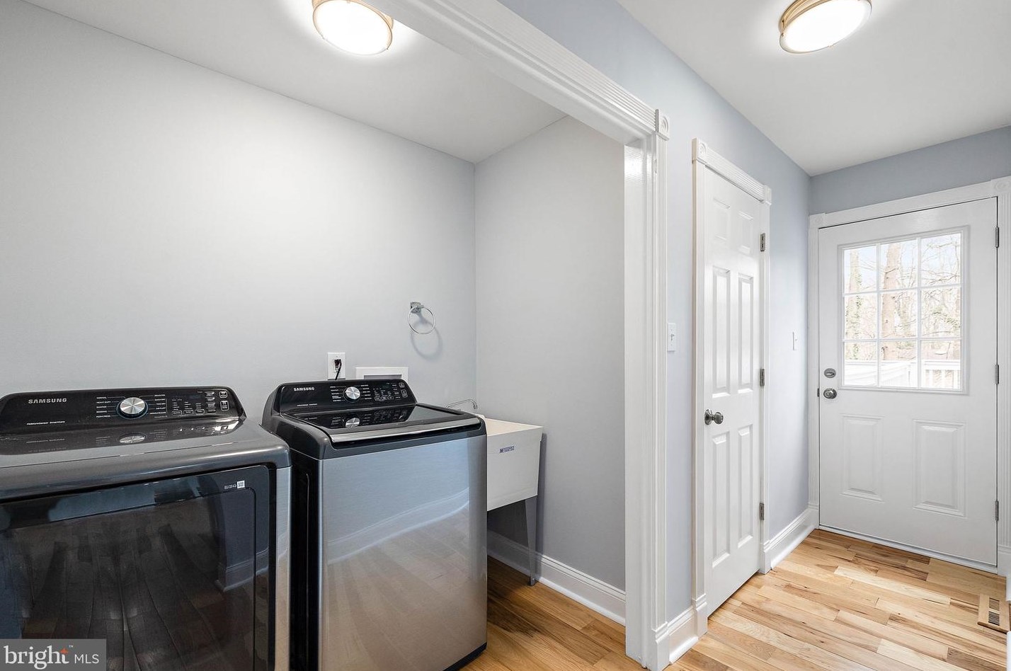 312 Dove Dr, Newark DE  19713-1212 exterior