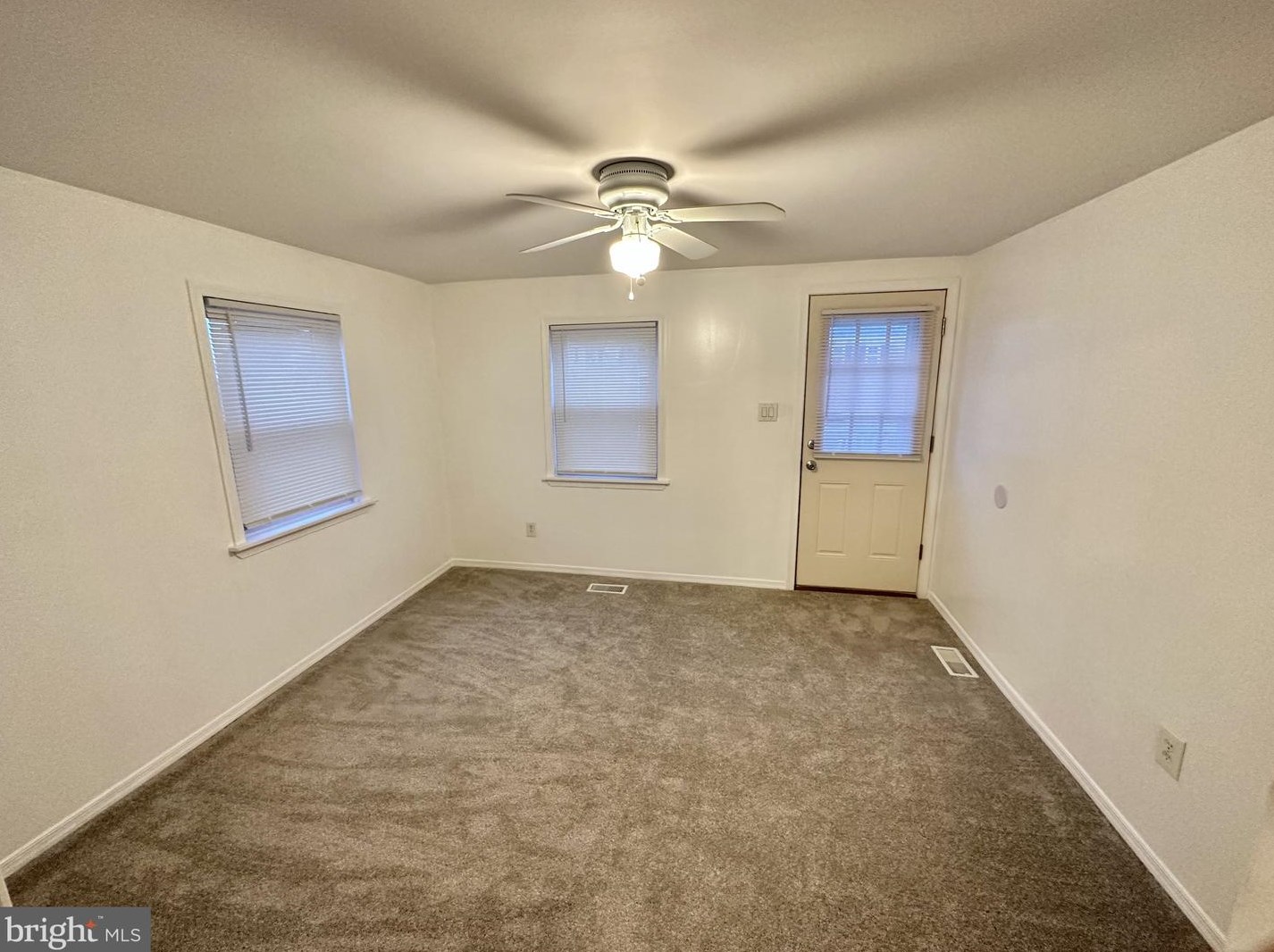 104 Hillview Ave, New Castle, DE 19720
