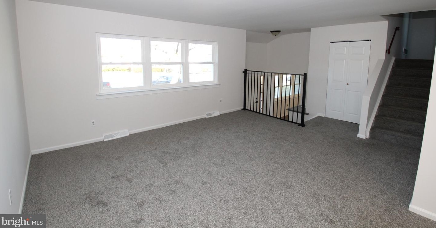 921 Devon Dr, Newark, DE 19711-7739