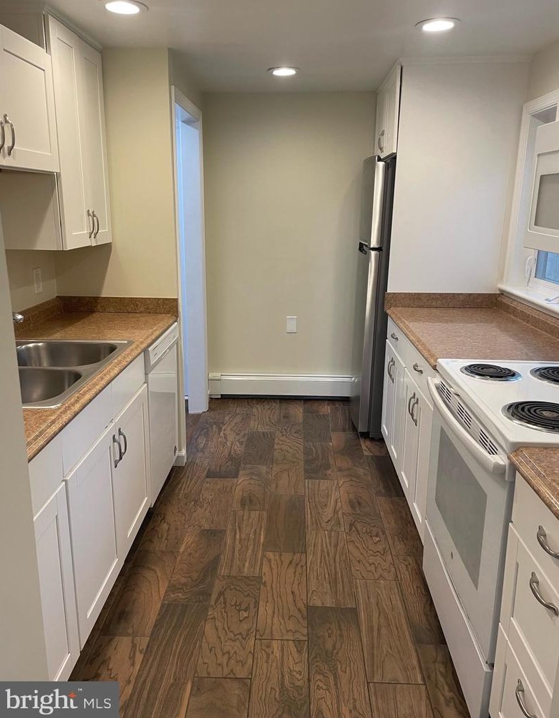 10 E Woodbound Dr, Wilmington, DE 19803