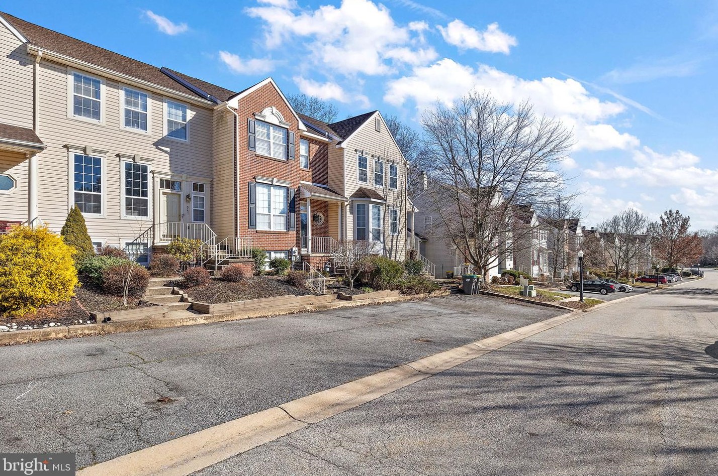 841 N Waterford Ln, Wilmington, DE 19808