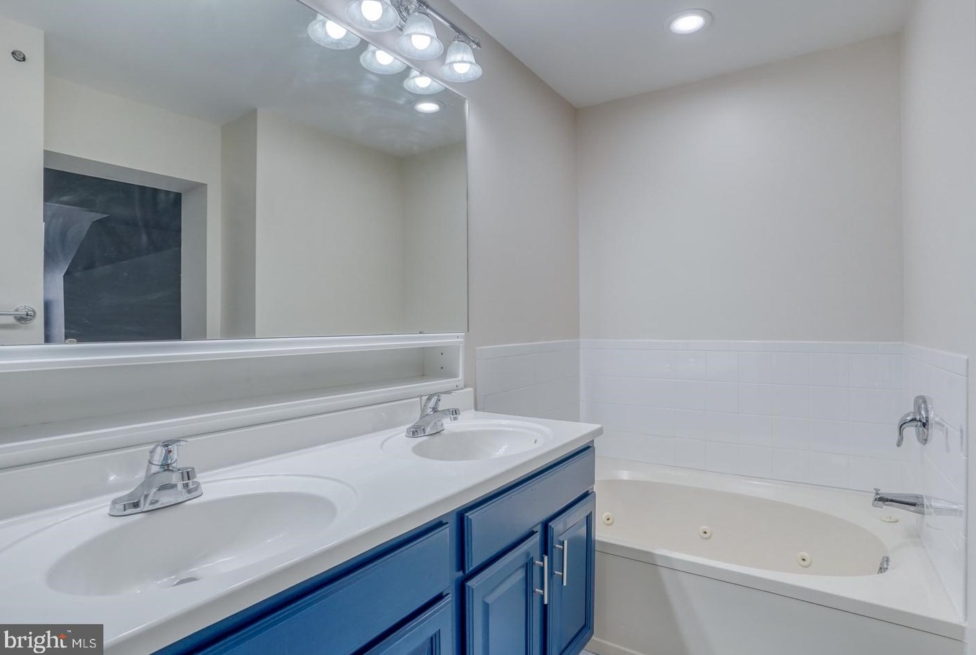 2308 Creekside Dr, Newark DE 19711-6741 exterior