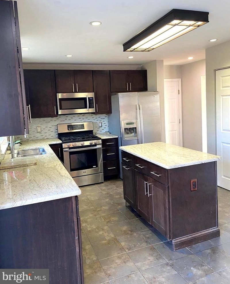 7 Ibex Dr, New Castle DE  19720-4695 exterior