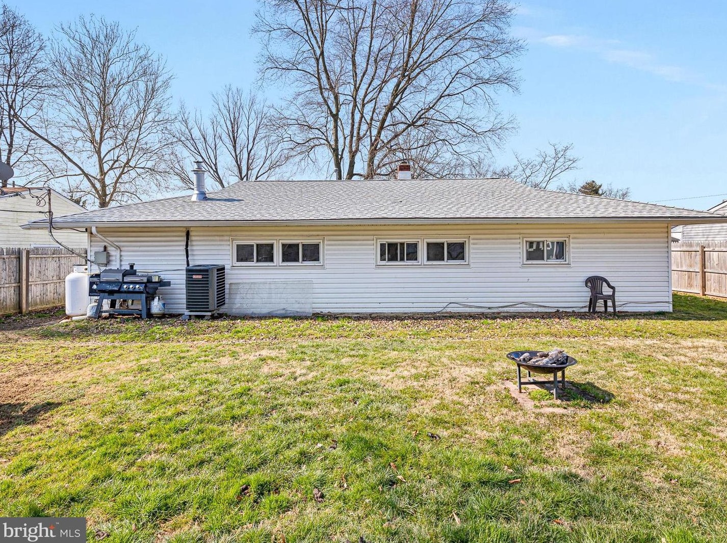 13 Kullen Dr, Newark DE  19713-2406 exterior