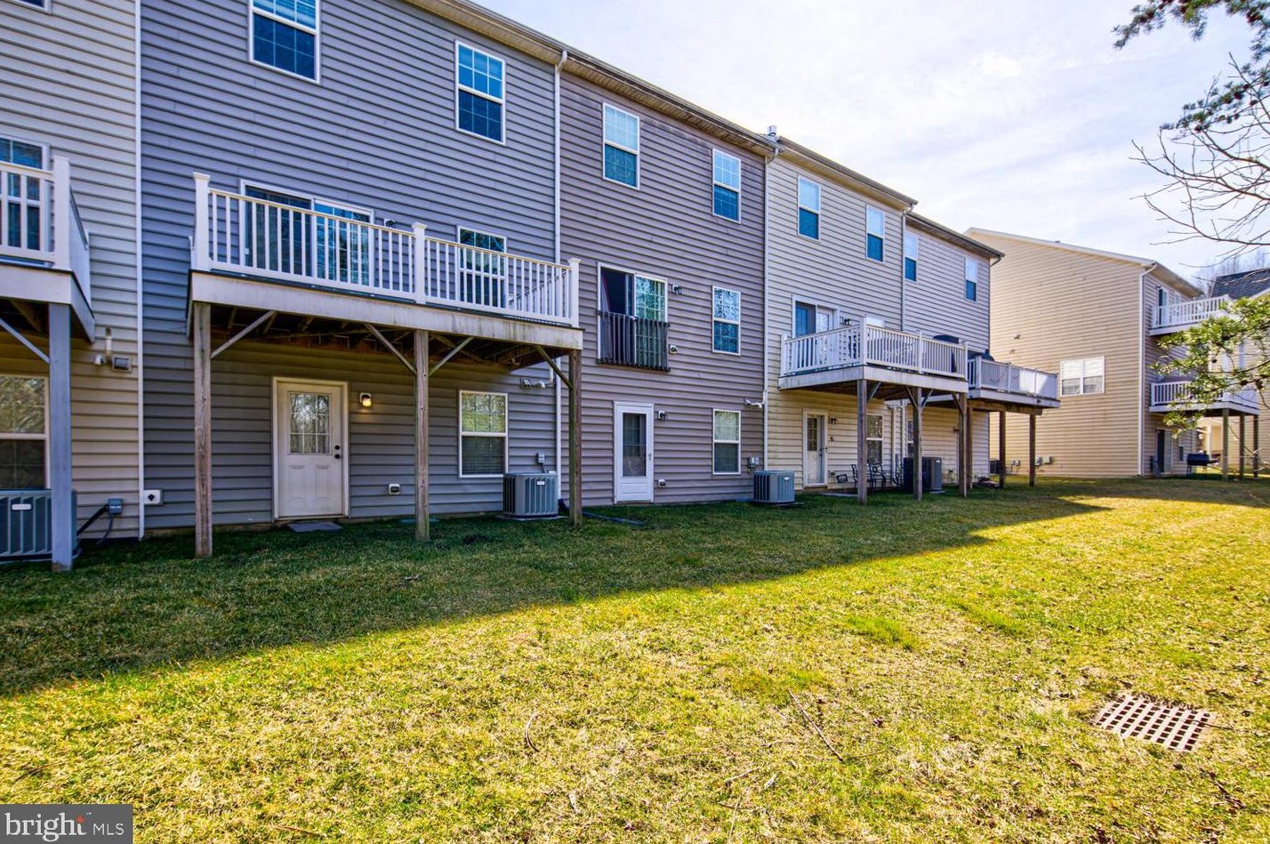 306 Wilkinson Dr, Newark DE 19702-6703 exterior