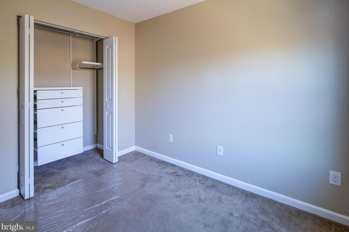 306 Wilkinson Dr, Newark DE 19702-6703 exterior