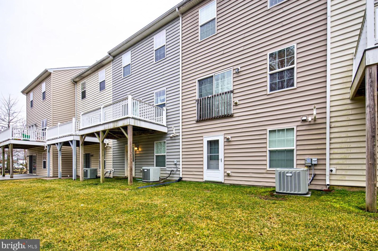 308 Wilkinson Dr, Newark DE 19702-6703 exterior