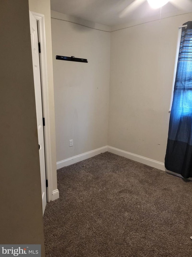 817 Moores Ln, New Castle DE 19720-3480 exterior